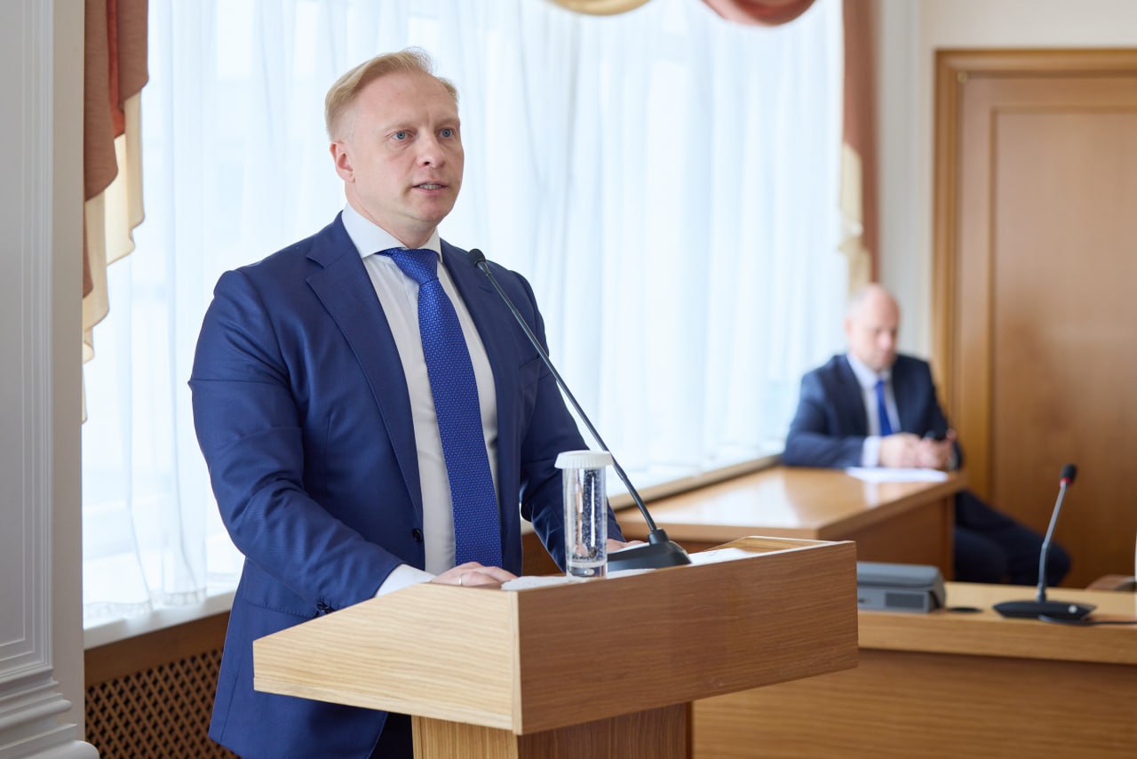В ДТП погиб депутат Заксобрания Михаил Максюков О гибели председателя комитета Законодательного Собрания Владимирской области и руководителя предприятия «Магистраль ЛТД» Михаила Максюкова сообщил губернатор Александр Авдеев. Михаилу Максюкову было 44 года. Он - многодетный отец, воспитывает троих детей. Он пользовался огромным авторитетом как порядочный человек, как Профессионал. Вместе с ним мы проводили колоссальную работу по формированию областного бюджета. Говорят, что незаменимых людей нет. Михаил Максюков опровергает эти слова. Его трудно заменить на работе, невозможно – в семье, в дружбе, на службе обществу, - говорит глава региона.