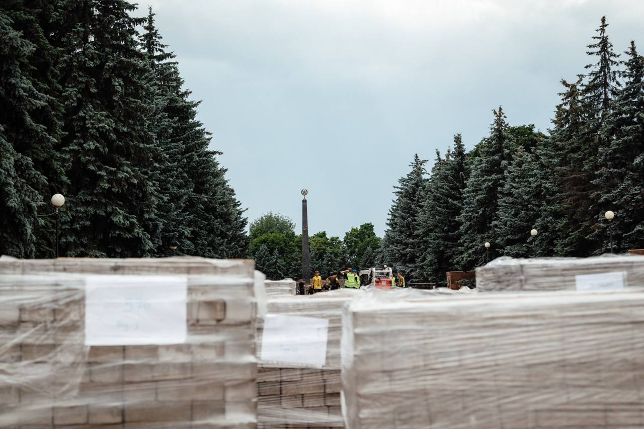 Первый этап начавшегося ремонта Мемориала Павшим на улице Карла Маркса будет завершен через год - к 23 августа, дню победы на Курской дуге. К этой дате откроют обновленную аллею. Сейчас идёт демонтаж плитки, вместе неё уложат новую, - какую, как сообщил Александр Хинштейн, выберут позже. Также здесь смонтируют новые системы освещения и полива. Кроме этого, небольшой ремонт сделают на Никитском кладбище. Здесь заменят ограждения по периметру и приведут в порядок могилы солдат, офицеров и наиболее известных курян. Наконец, при поддержке Минобрнауки отреставрируют здание бывшего РГСУ, известного в народе как «Свеча». Александр Хинштейн, кстати, назвал его «Свеча памяти». По замыслу архитектора Марка Теплицкого, высотка, обращенная к мемориалу глухой стороной, перекликается с монументом, являясь продолжением памятного комплекса. После ремонта здания приступят к благоустройству прилегающей территории. Полностью ремонт мемориала планируют завершить к декабрю 2026 года.