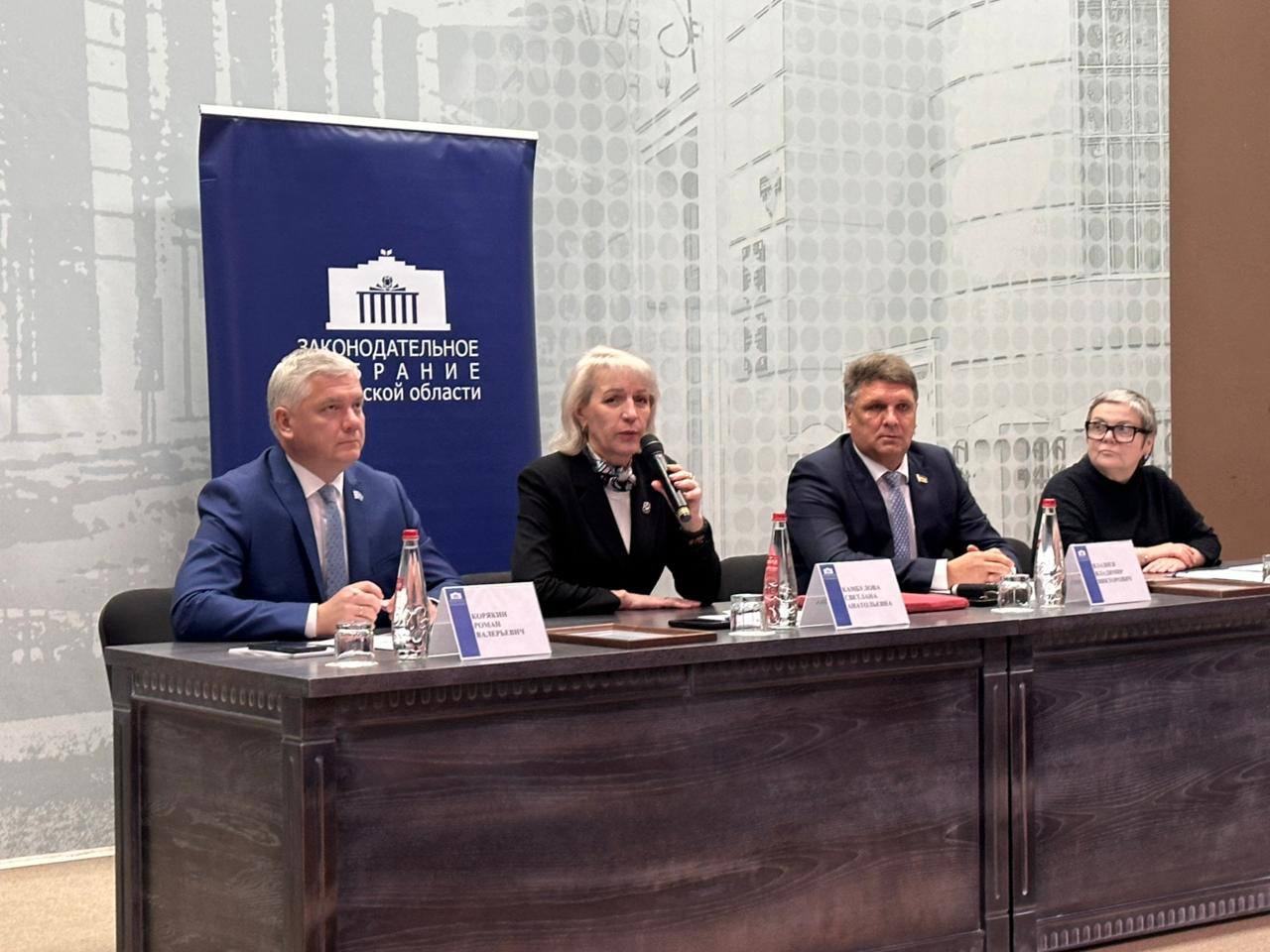 Комитет Законодательного Собрания Ростовской области по местному самоуправлению административно территориальному устройству и межпарламентскому сотрудничеству провел в городе Таганроге семинар совещание для представителей органов местного самоуправления воссоединенных территорий России В мероприятии приняли участие Председатель Херсонской областной Думы Татьяна Томилина руководители профильных комитетов ДНР и Херсонской области Елена Шишкина и Тамерлан Цаликов В ходе семинара обсудили вопросы законодательного обеспечения деятельности органов местного самоуправления в единой системе публичной власти Руководители служб Таганрога поделились опытом работы в сфере управления муниципальными закупками контрольно надзорной деятельности предоставления услуг в МФЦ Идея проведения мероприятия возникла в ходе визита делегации Ростовской области на Херсонскую землю Такие встречи с парламентариями и руководителями органов местного самоуправления дают возможность обсуждения актуальных для наших регионов проблем обмена опытом и дружеского общения отметил председатель профильного комитета Владимир Влазнев Законодательное Собрание Ростовской области