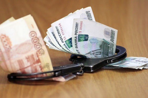 В Башкирии директор строительной компании продал одну квартиру дважды — получил условный срок В Стерлитамаке суд признал директора ООО «Башстрой» Руслана Харрасова виновным в крупном мошенничестве с недвижимостью. В 2021 году он заключил договор с семейной парой на покупку квартиры в строящемся доме. Одновременно он договорился отдать другую квартиру подрядчику за выполненные работы. В итоге обе квартиры были проданы… третьим лицам. В результате махинации пострадали сразу три человека, общий ущерб составил почти 6 миллионов рублей. Стерлитамакский городской суд приговорил Харрасова к трем годам лишения свободы условно, с испытательным сроком также на три года, а также назначил штраф в размере 100 тысяч рублей. Комментарии пользователей в соцсетях недоумевают: «Ущерб — 6 миллионов, наказание — штраф 100 тысяч и условка. А если бы украл пару куриц — дали бы реальный срок?» Инсайдер Башкортостан Написать нам