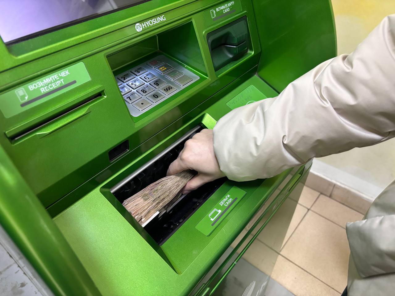 Мошенники обманули студентку на 925 тысяч рублей в ЕАО 18 летняя девушка из Смидовичского района рассказала что ей позвонил человек представившийся членом приемной комиссии её колледжа Звонившая знала её ФИО и дату рождения и девушка не подозревая обмана подтвердила информацию Затем собеседница сообщила что на телефон студентки придет смс и попросила продиктовать код для авторизации После этого на связь вышли якобы представители портала Госуслуги которые сообщили о взломе её аккаунта Позже по видеосвязи связалась с ней следователь заявил о возбуждении уголовного дела по статье о терроризме и потребовал сотрудничества запретив разглашать информацию В ходе продолжительного разговора потерпевшую убедили зарегистрировать свои денежные средства предоставив инструкции и реквизиты для перевода Студентка сняла часть накоплений и перевела их на указанные счета Мошенники не остановились на этом и уговорили её приобрести новый смартфон с NFC а также оформить дополнительную банковскую карту Следуя указаниям аферистов девушка переводила средства и снимала наличные Только на следующий день она осознала что стала жертвой мошенников и обратилась в полицию Возбуждено уголовное дело Подпишись в MAX   Прислать новость