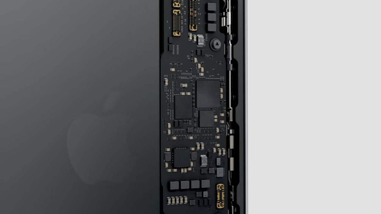 Новые iPhone рискуют подорожать из за памяти и это только начало Samsung и SK Hynix собираются резко поднять цены на мобильную память для Apple речь идёт о росте сразу на 80 100 уже в начале года что напрямую бьёт по себестоимости будущих моделей iPhone При этом проблема не ограничивается только контрактами с Apple на рынке ожидается дефицит чипов из за которого стоимость DRAM в целом может вырасти более чем на 60 к 2026 году Если эти прогнозы сбудутся рост цен на комплектующие может легко перекочевать в розничные ценники смартфонов и удорожание флагманов станет не разовой историей а долгосрочным трендом