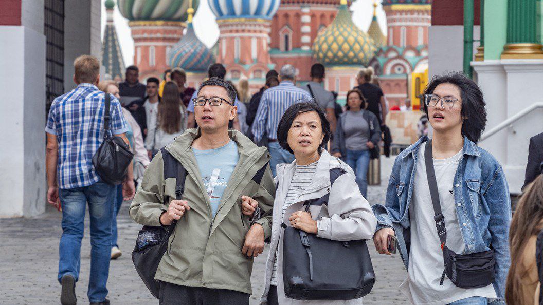Москва Санкт Петербург и Казань остаются лидерами в направлениях по России для иностранных туристов но и другие маршруты набирают интерес сообщил в ходе ВЭФ директор департамента многостороннего экономического сотрудничества и специальных проектов Минэкономразвития РФ Никита Кондратьев Кроме главных туристических городов России популярность у туристов набирают Дальневосточный федеральный округ некоторые города Сибири и конечно же Кавказ куда больше всего едут отдыхать граждане Беларуси