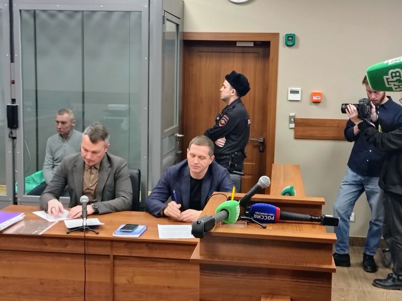 Следователи обвинил клан Шевыревых в попытке подкупа свидетелей и части обвиняемых и давлении на них путем цитата подсовывания им ангажированных семьей адвокатов В ходе судебного заседания между адвокатами Шевырева старшего и следователем произошла перепалка на повышенных тонах Представитель СК заявил что часть обвиняемых жаловались на это следствию и считают что их так запугивают Фото Коммерсантъ Виктор Штерн kommersantkazan