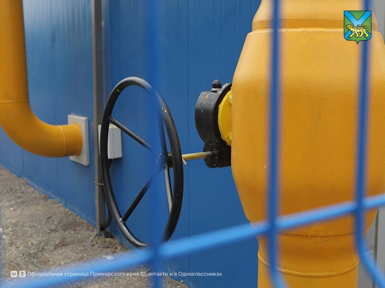 Новую газовую котельную запустили в Надеждинском округе Объект подключили в селе Вольно Надеждинское он обеспечит теплом  45 многоквартирных домов  учреждения образования и здравоохранения  социальные и административные здания Газификация блочно модульной котельной стала возможной после строительства распределительного газопровода протяжённостью более 5 километров Это уже третий теплоисточник в муниципалитете работающий на голубом топливе Всего в Приморье на газ переведено 1  8   котельных   Читайте новости первыми в нашем канале в Max