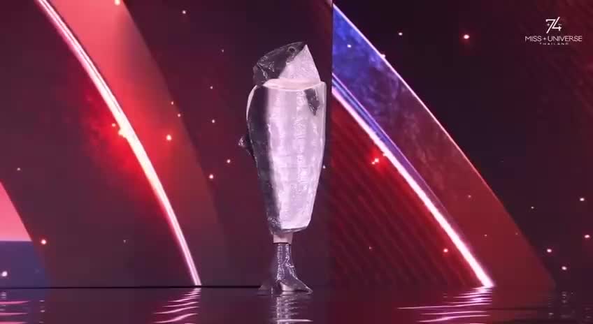 Норвежская участница Мисс Вселенная удивила зрителей костюмом рыбы