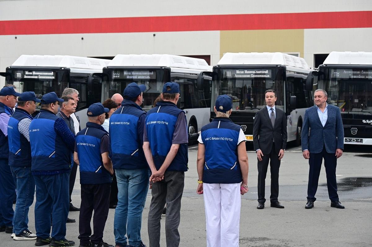 Доставят с комфортом: автопарк Верхней Пышмы пополнили семь автобусов, закупленных по инициативе Дениса Паслера Семь современных автобусов, приобретенных при поддержке бюджета Свердловской области, переданы в распоряжение АО «Автотранспорт» в Верхней Пышме. Новая техника будет обслуживать городские и пригородные маршруты. В Верхней Пышме начнут работу пять автобусов большого класса и два среднего. Машины оборудованы по современным стандартам: системами безопасности, подъемниками для маломобильных граждан, местами для колясок, а также системой бесконтактной оплаты, включая возможность использования Единой социальной карты «Уралочка». Подробнее читайте на сайте «Областной газеты». Павел Ворожцов, «Областная газета» Подписаться на «ОГ» Прислать новость Поддержать канал