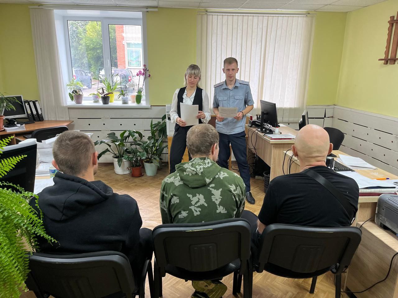 Помощник прокурора Судогодского района Елена Гончар провела профилактическую беседу с осужденными, состоящими на учете в Судогодском филиале уголовно-исполнительной инспекции     Помощник прокурора Судогодского района Елена Гончар посетила Судогодский филиал уголовно-исполнительной инспекции, где встретилась с осужденными, которым назначены виды наказаний, не связанные с реальным лишением свободы.   В ходе мероприятия представитель надзорного ведомства ещё раз подробно разъяснила слушателям их права и обязанности, порядок отбытия наказания, отдельно остановившись на принципах пробации - комплекса мер, направленных на оказание помощи осуждённым и лицам, освободившимся из исправительных учреждений.    Сотрудник прокуратуры обратила внимание на необходимость поведения в соответствии с принятыми в обществе нормами, указав на то, что назначенное присутствующим наказание является шансом исправиться, при допущении нарушений его отбытия возможна его замена на более строгое.