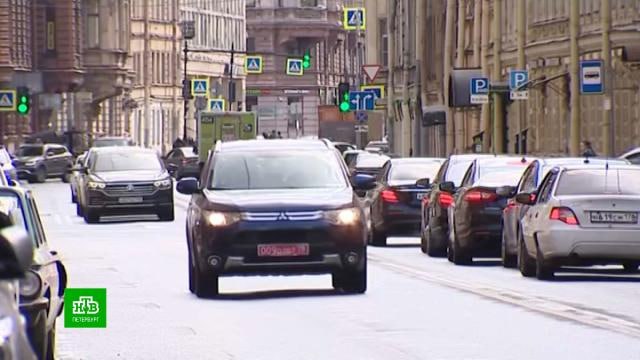 21 и 22 декабря в центре Петербурга перекроют несколько улиц Ограничения коснуться Сенатской площади переулка Замятина Потемкинской Шпалерной и Кирочной улиц а также Исаакиевской площади Адмиралтейского и Вознесенского проспектов Кроме того перекроют Дворцовую набережную от Дворцового до Троицкого моста Также будут возможны ограничения движения на ЗСД Подписаться на НТВ Петербург Буст канала