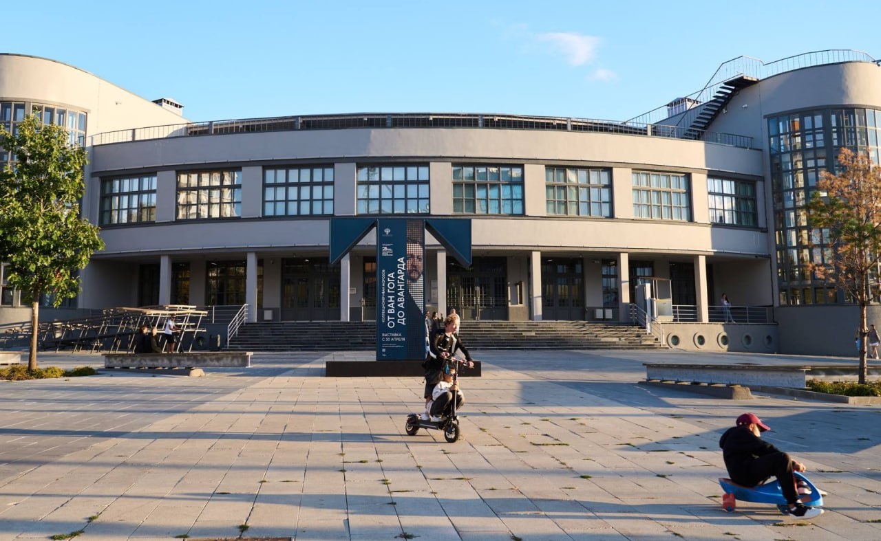 Педагоги региона могут бесплатно посетить Самарский филиал Третьяковской галереи в преддверии Дня учителя 28 сентября в Третьяковской галерее в Самаре пройдет тематическое мероприятие День учителя организованное для педагогов нашего региона В рамках встречи запланированы экскурсия по выставкам Музей Фабрики кухни и Коллекционер Иван Морозов от Ван Гога до авангарда презентация специальных программ для школьных групп и знакомство с возможностями музея для просветительской работы с детьми Участие бесплатное нужна регистрация по ссылке vk cc cPPwoQ Предлагается выбрать удобное время в 10 00 12 00 14 00 16 00 Для получения билета по регистрации в музее попросят предоставить справку с места работы или удостоверение