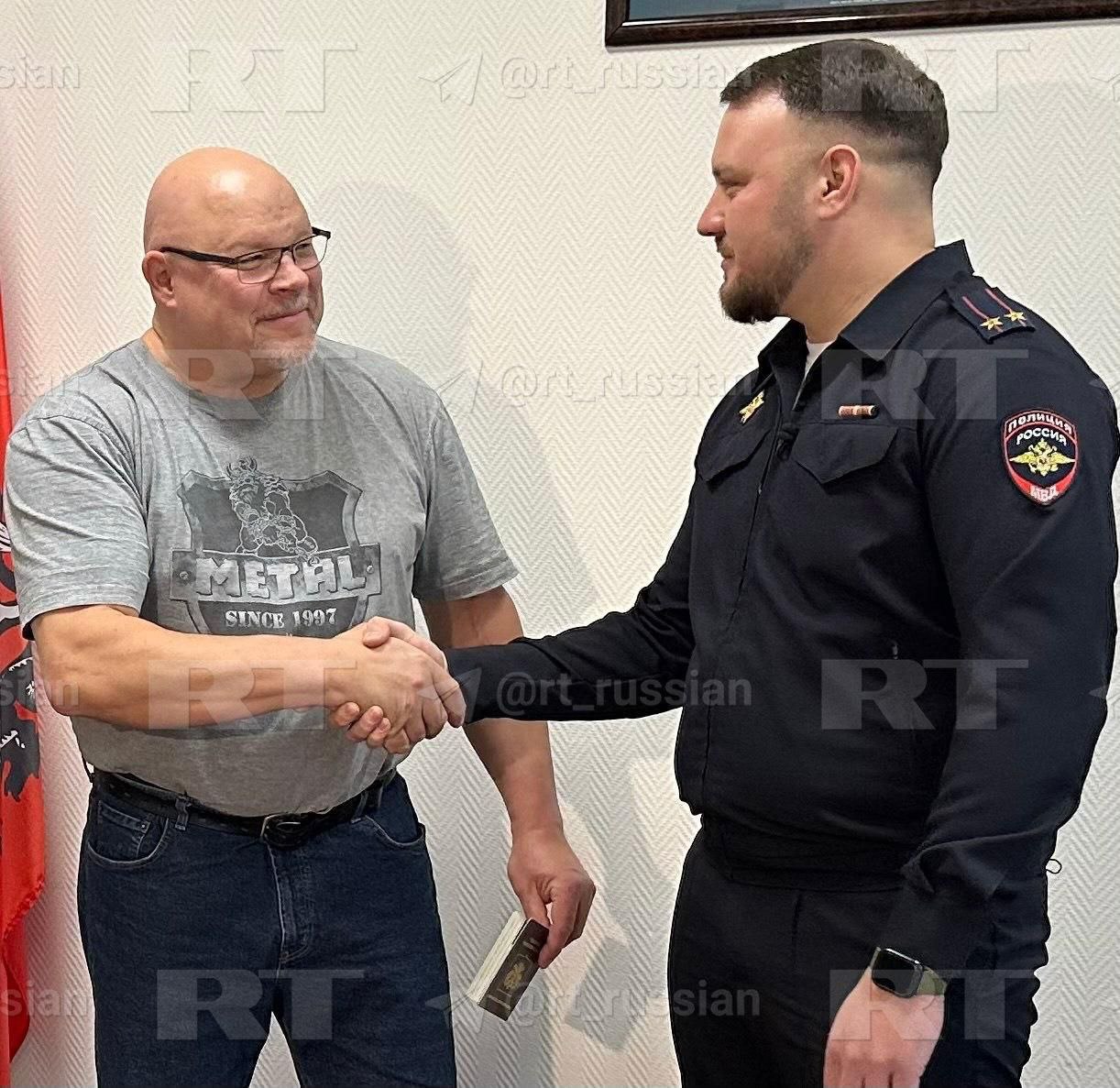 Экс депутат парламента Финляндии Ано Туртиайнен получил убежище в России Как сообщил сам политик сегодня им с женой вручили паспорта Моя мечта это гражданство России Моя цель помогать русскому миру моими знаниями и опытом в спорте бизнесе и политике На родине Туртиайнена преследовали финские власти за поддержку РФ и критику НАТО Решение уехать в Россию он объяснил опасениями за личную жизнь и безопасность Полиция неоднократно появлялась возле нашего дома дачи и офисов в течение этого года Недавно участились угрозы членам семьи и странное поведение полиции что вынудило нас покинуть Финляндию Он был депутатом парламента Финляндии от партий Истинные финны и Власть принадлежит народу