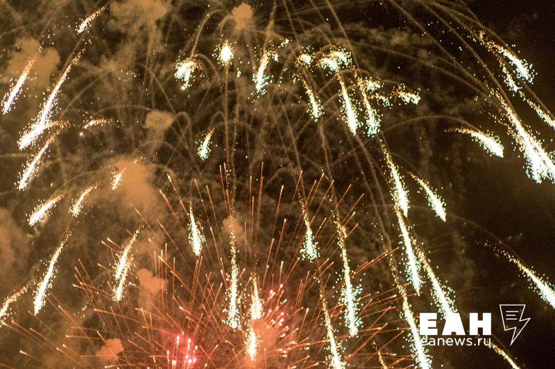 В Челябинске определили три площадки для запуска фейерверков в новогоднюю ночь Адреса пообещали озвучить позже Информацию разместят в домовых чатах Глава Челябинска Алексей Лошкин отметил что запуск фейерверков вне специальных площадок может привести к несчастным случаям Бывает что заряды попадают в окна балконы травмы получают сами запускающие и окружающие сказал мэр Подписаться на канал ЕАН Челябинск