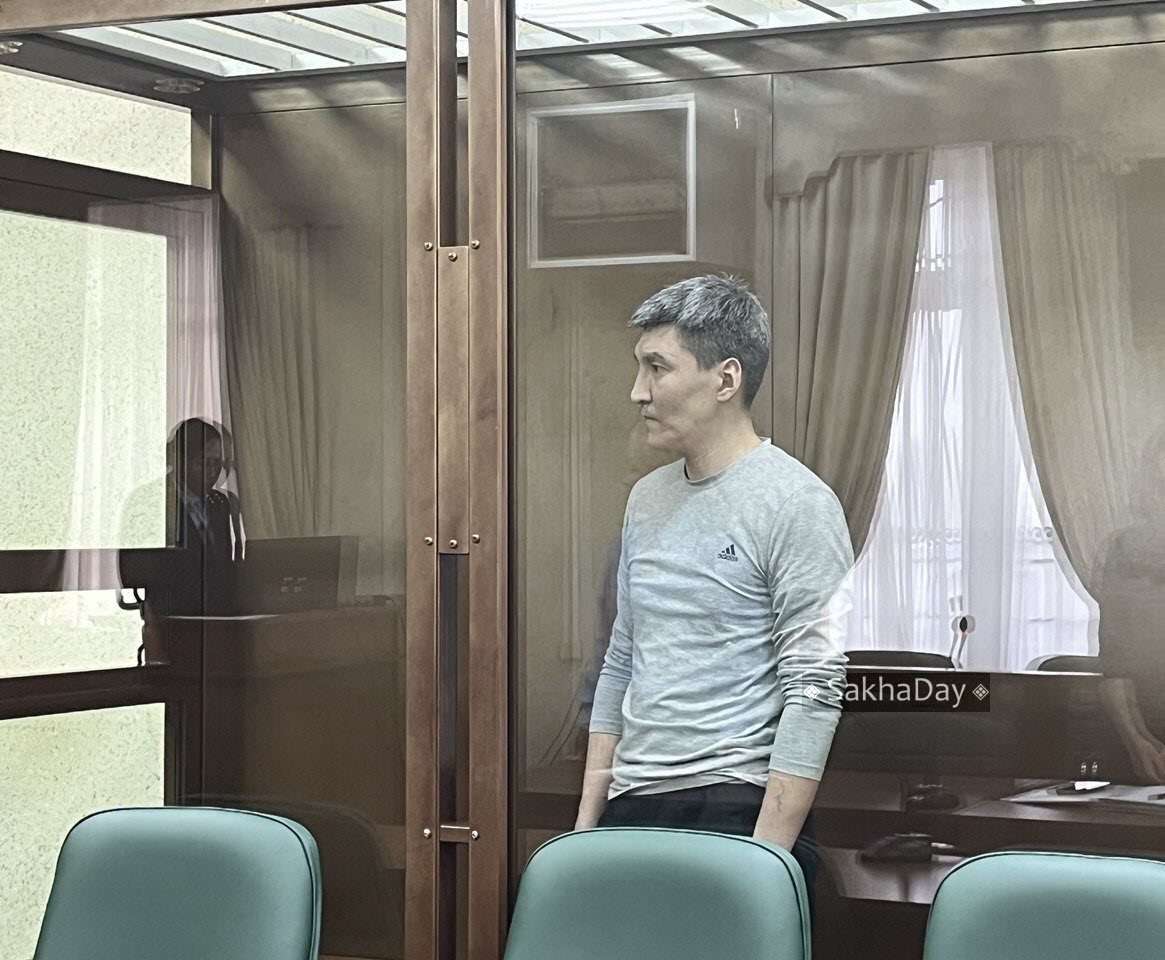 Военного отпущенного в армию после двойного убийства снова подозревают в убийствах в Якутске Он уже дважды выходил из заключения по контракту 38 летний участник спецоперации Виктор Саввинов который в октябре 2024 года получил 20 лет за двойное убийство в якутском селе Кутана снова задержан по подозрению в убийстве Об этом сообщает Эхо столицы без ссылки на источник Его задержали в Якутске 15 февраля По данным местной журналистки Екатерины Чемезовой Саввинова подозревают в убийстве людей То есть жертв может быть больше Якутские медиа уже прозвали мужчину мясником из Сунтара Саввинов многократно удим за кражи угоны разбои и другие тяжкие преступления В 2020 году его признали виновным в убийстве женщины которую он зарезал сразу четырьмя ножами Он должен был провести в колонии строгого режима 11 лет но в 2023 году он завербовался в армию и получил помилование 23 февраля 2024 года вернувшийся из зоны боевых действий Саввинов ходил пьяным по селу Сунтара и жаловался что ему не оказывают почести как военному На следующий день он выпивал со знакомым и забил его ломом до смерти Потом он схватил топор и напал на жившую неподалёку 64 летнюю учительницу Валентину Фёдорову которая была вдовой его родного дяди Он несколько раз ударил её топором по голове а потом поджёг дом убитой Фёдорова была победительницей конкурса Лучший учитель России За очередные жестокие убийства Саввинова приговорили к 20 годам колонии строгого режима Но 11 июля 2025 года его снова освободили после заключения контракта с Минобороны РФ Дочь убитой Валентины Фёдоровой рассказал изданию SakhaDay что в сентябре 2025 года Саввинов попал в госпиталь в Бурятии откуда сбежал в Якутск С конца сентября я звонила и писала письма в правоохранительные органы и Военную прокуратуру что он тут в бегах что он опасен Но получала лишь отписки заявила дочь погибшей Полгода я жила в страхе за своих детей и родственников А вчера я узнала что он убил человека За ним нужно было следить как следует Я предупреждала фото SakhaDay Подписаться Прислать новость Помочь бустами