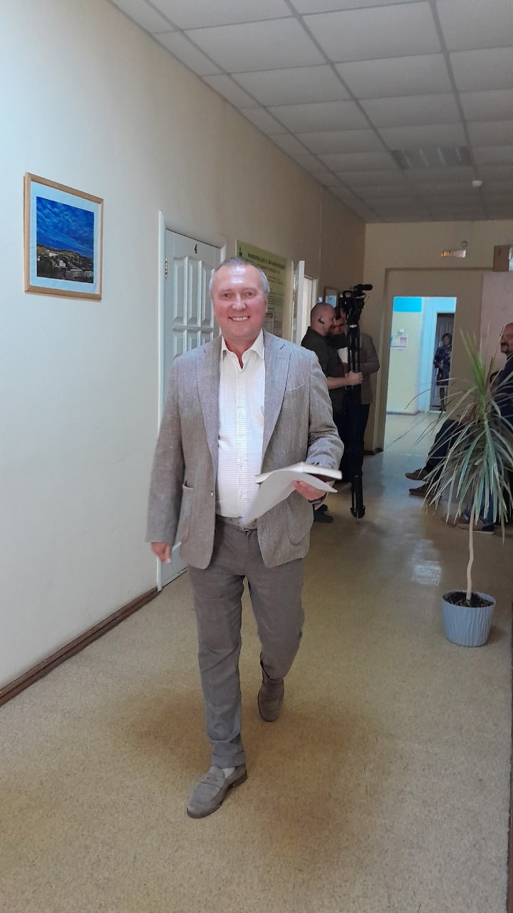 Нового мэра выбрали в Дегтярске, предыдущий глава которого уехал в колонию на 10 лет Осужденного Вадима Пильникова сменил Вадим Трофимов. Его называют родственником еще одного бывшего мэра — Валерия Трофимова. Последнего приговорили к условному сроку за превышение должностных полномочий. Изначально основным кандидатом в мэры источники .RU называли Павла Екимовских, который работал заместителем Пильникова. После того, как в соцсетях появилась информация о том, что у силовиков к нему якобы имеются претензии, было решено «подстраховаться», сообщил наш собеседник. Фото: дума Дегтярска Новости из Екатеринбурга