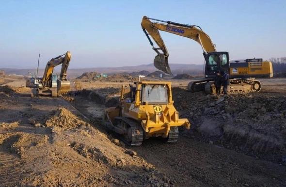 Счетная палата выявила нарушения при строительстве трассы в Находку Стоимость работ на текущем участке более 20 км в объезд Смоляниново уже выросла в 1 6 раза а в итоге цена строительства может превысить 40 млрд руб Однако к числу нарушений в СП относят не общую сумму а лишь 2 млрд руб которые бюджет может потратить необоснованно Также аудиторы подчеркивают что по следующему большому этапу более 100 км мимо Большого Камня и далее нет ни исполнителя ни проектно сметной документации РБК Восток в Telegram и MAX