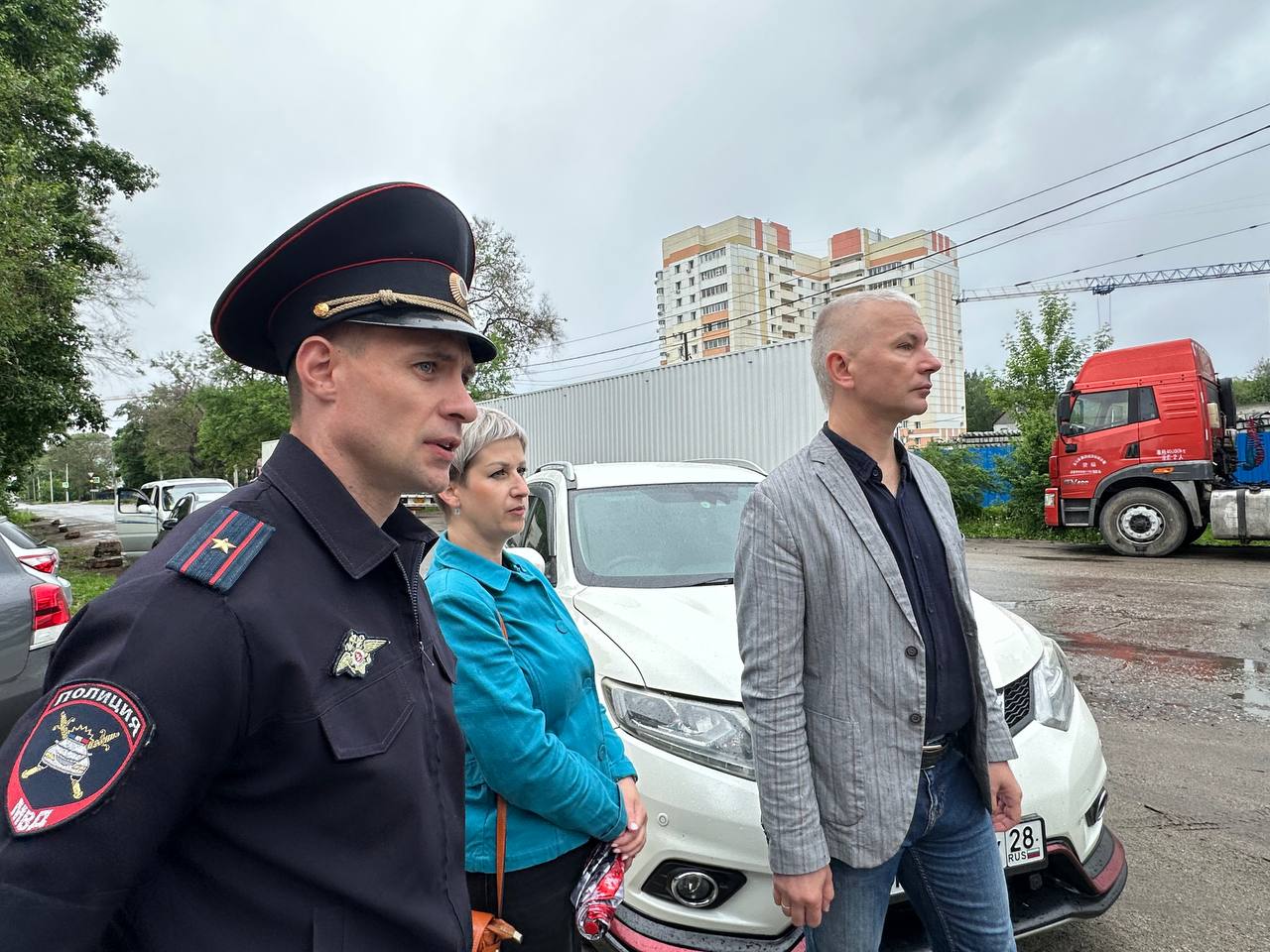Олег Имамеев: За нарушение требований знаков будем не просто штрафовать – эвакуировать машины В Благовещенске идёт масштабная работа по упорядочиванию парковки китайских большегрузов - Опасность для пешеходов, прежде всего, детей. Выхлопные газы. Мусор. Разбитые бордюры и газоны. Последнее время много жалоб от жителей в отношении китайских фур, которые стоят вдоль Партизанской и в районе таможни. Прекрасно понимаю и разделяю возмущение горожан. Будем решать проблему. Введём запрет стоянки грузовых автомобилей на нескольких участках. Причем, за нарушение требований знаков будем не просто штрафовать – эвакуировать машины. Контроль за соблюдением ПДД на госавтоинспекции и «Дорожном патруле», - написал градоначальник в своём телеграм-канале. Запрет стоянки грузовых автомобилей введут на следующих участках дорог: - Краснофлотская от Лазо до ж/д переезда; - Краснофлотская от Лазо до таможни по обеим сторонам; - Первомайская от Ленина до Краснофлотской; - Ленина от Первомайской до Набережной; - Партизанская от Горького до Зейской. Установить соответствующие знаки градоначальник поручил до середины июня. После этого за несоблюдение ПДД госавтоинспекторы смогут штрафовать водителей. В том числе и эвакуировать фуры. - Автомобили достаточно специфические и простым эвакуатором здесь, конечно, справиться невозможно. Специальный эвакуатор достаточно дорогостоящий, но его сейчас закупают наши коллеги. И поэтому если нам понадобится эвакуировать фуры, то мы сможем обратиться к ним за помощью, – отметил первый заместитель мэра Благовещенска Дмитрий Гумиров. Подробнее здесь.