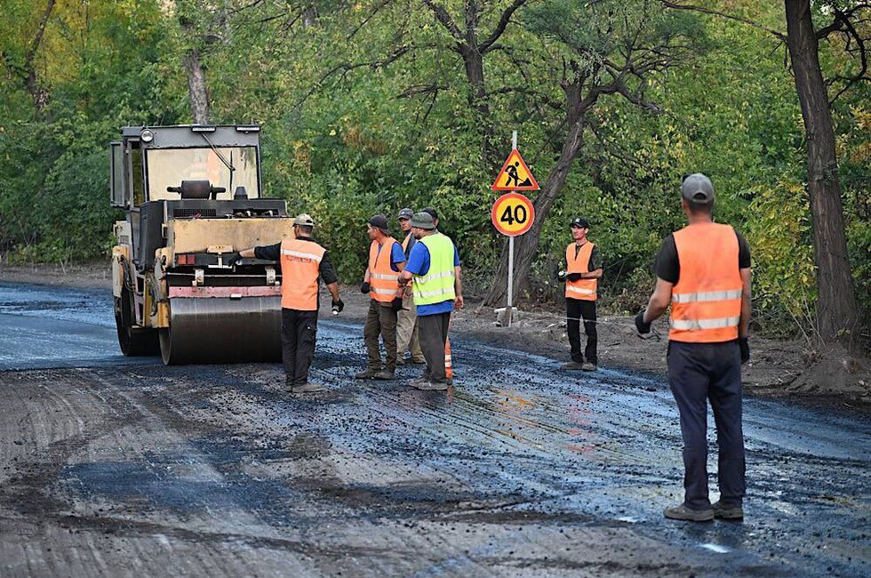Улицу Черняховского в Макеевке отремонтируют к середине октября Эта дорога не ремонтировалась более десяти лет заявил Глава ДНР Денис Пушилин Всего до конца года планируется привести в порядок 18 участков дорог в Макеевке общей протяженностью 25 5 км Читать полностью Фото тг канал Главы ДНР Дениса Пушилина Подпишись на нас в MAX