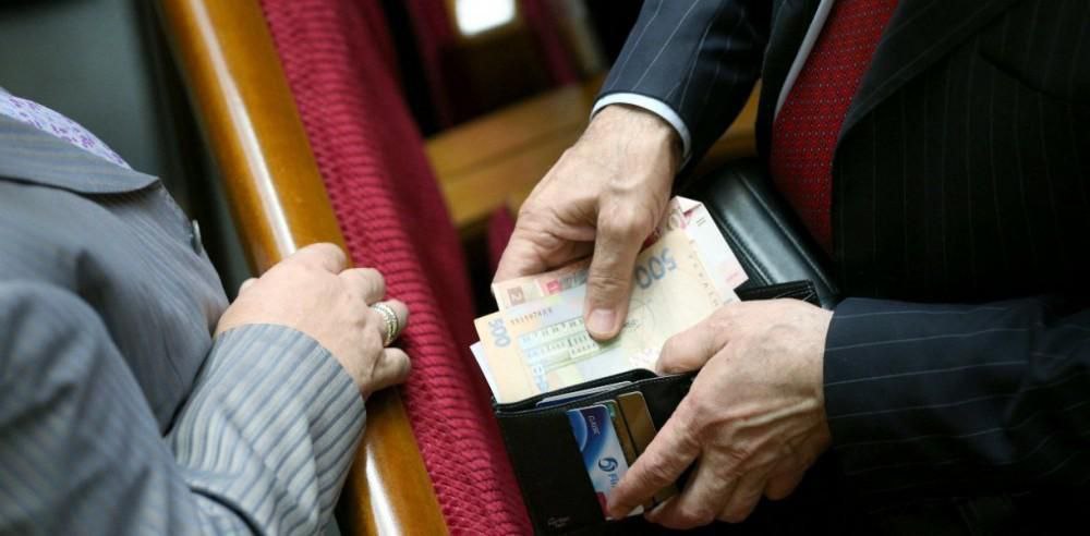 31 нардеп Верховной рады текущего созыва стал фигурантом дел о коррупции и находится под следствием. Об этом сообщило Национальное антикоррупционное бюро НАБУ , работу которой пытался ограничить Зеленский. Ведомство заявило, что всего при Зеленском в коррупции, только по официальным данным, замешаны 42 депутата парламента. По сути, почти каждый десятый всего их там 450 . «До создания НАБУ и САП в 2015 году привлечение народных депутатов к ответственности за коррупцию было скорее исключением, чем правилом. Ситуация изменилась. С 2016 по 2025 год в уголовных производствах, которые расследуются детективами Национального бюро, о подозрении сообщено 71 действующему и бывшему народному депутату, из них 42 — в течение 2022-2025 годов», — информировали в НАБУ.