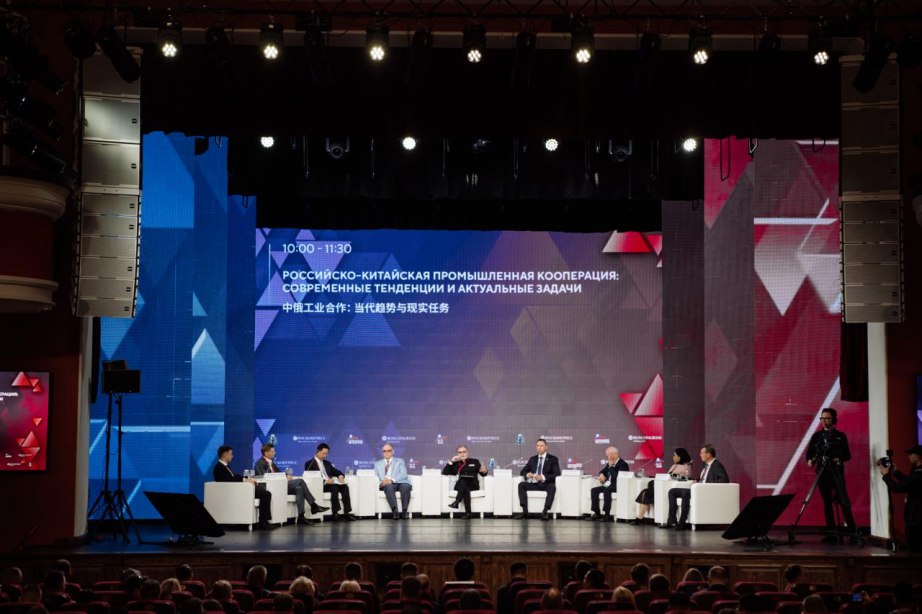 На Российско-Китайском форуме обсудили промышленную кооперацию двух стран Актуальные тенденции технологического сотрудничества обсудили участники сессии «Российско-Китайская промышленная кооперация: современные тенденции и актуальные задачи» в рамках Российско-Китайского форума, который проходит в Хабаровске 19-20 мая. В 2024 году Россия заняла пятое место среди торговых партнеров Китая. Торговый представитель РФ в КНР Алексей Дахновский отметил, что производственная кооперация имеет большие перспективы, а увеличение поставок оборудования создаёт устойчивый уровень экономического взаимодействия, менее подверженного внешним факторам. Председатель Союза китайских предпринимателей в России Чжоу Лицюнь добавил, что Китай заинтересован в совместных производствах и инновационном сотрудничестве с Россией, особенно в сфере высоких технологий и искусственного интеллекта. Форум включает более 30 тематических площадок и получил свыше трёх тысяч заявок на участие от бизнеса и органов власти.