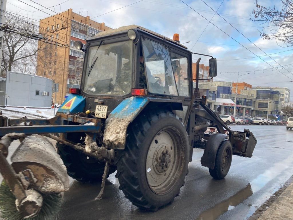 В Рязани продолжаются работы по уборке и благоустройству  По данным администрации города, сотрудники дирекции благоустройства сегодня утром вышли на уборку городских территорий. Бригады мехуборки работали на улице Маяковского.  Тротуары подметали на улицах Новоселов, Тимуровцев, Зубковой и других. Проводятся работы по уборке остановок на маршрутах автобусов № 3, 6, 7.  Продолжается сбор случайного мусора на улицах Чкалова, Островского, Высоковольтной, Чапаева, Яхонтова, площадь Мичурина, Полевой, Рыбацкой, Затинной, Грибоедова, Касимовское шоссе и других. В плане работ – подбор грунтовых наносов на Первомайском проспекте.  Уборка города запланирована в выходные дни.