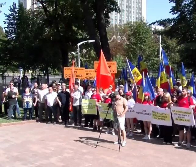 Перед парламентом проходит протест оппозиционных партий: ПКРМ, ПСРМ, Inima Moldovei и "Будущее Молдовы". Люди протестует против захвата Конституционного суда.