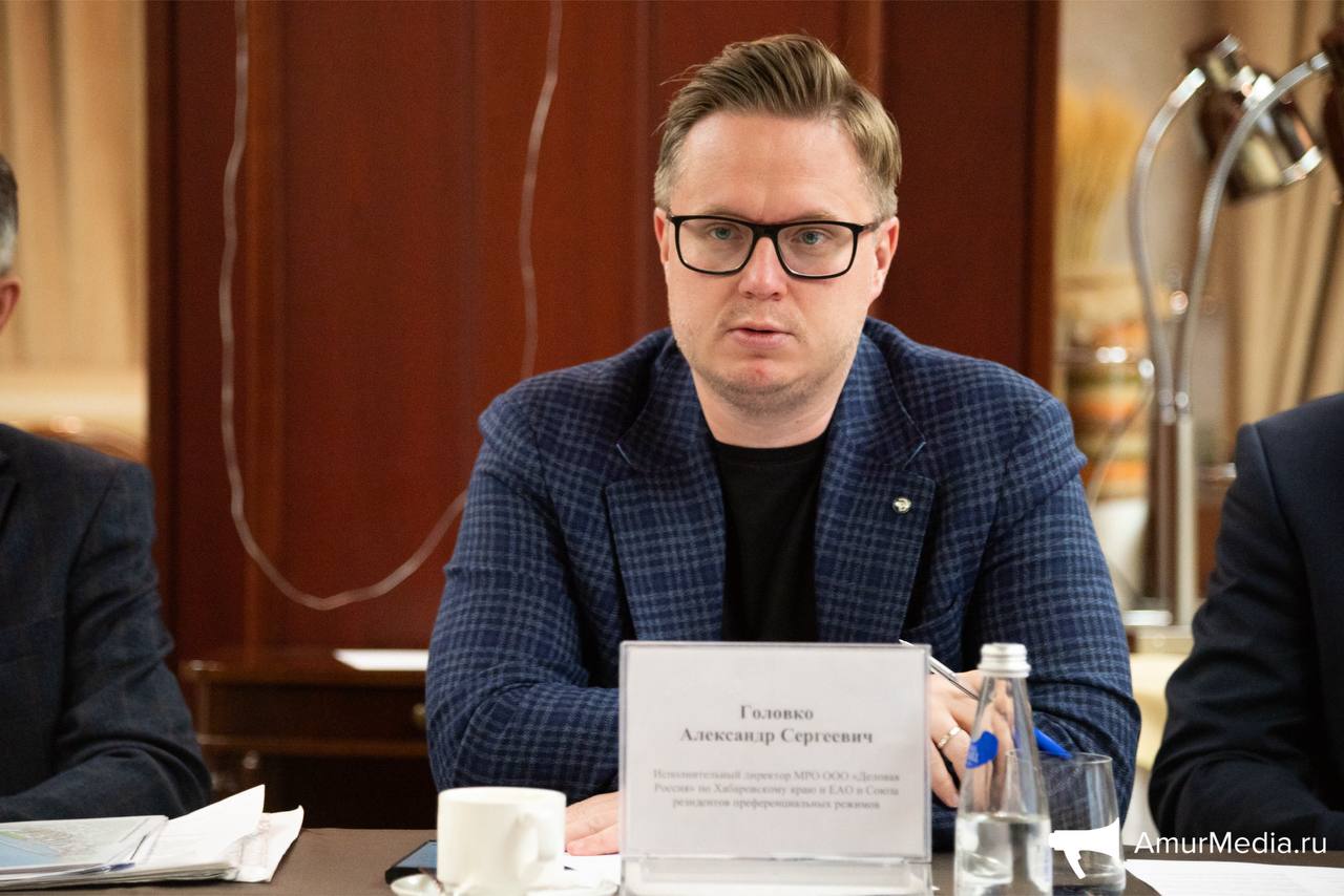 Александр Головко отмена виз с Китаем увеличит турпоток в Хабаровск но требует развития инфраструктуры Продолжил тему круглого стола исполнительный директор МРО ООО Деловая Россия по Хабаровскому краю и ЕАО и Союза резидентов преференциальных режимов Александр Головко Он подчеркнул что отмена виз с Китаем положительно повлияла на туристическую ситуацию в Хабаровске для обеих сторон Ожидается что безвизовый режим увеличит взаимный турпоток Однако в городе сохраняется дефицит гостиничного фонда и имеются инфраструктурные проблемы При этом губернатор Дмитрий Демешин активно способствует комплексному развитию региона и остров Большой Уссурийский может стать перспективной точкой притяжения для туристов и инвесторов По словам спикера развитие туризма на острове позволит создать новые объекты и рабочие места В этом случае канатная дорога до Большого Уссурийского может выполнять не только туристическую но и прямую транспортную функцию Ряд проектов уже подписан ожидается их реализация ДеловойКлуб   AmurMedia Прислать новость