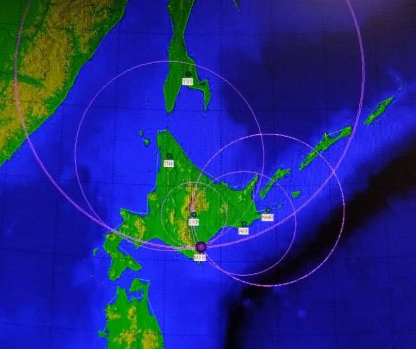 Возле Кунашира зафиксировано землетрясение магнитудой 5,1 26 мая в 19:47 в районе Кунашира произошло землетрясение магнитудой 5,1. Об этом сообщили в Сахалинском филиале ФИЦ ЕГС РАН. Эпицентр находился в акватории, примерно в 239 км юго-западнее села Головнино Южно-Курильского городского округа. Само сейсмособытие произошло у побережья японского острова Хоккайдо. Координаты подземного толчка — 42.4° северной широты и 143.3° восточной долготы, очаг залегал на глубине 54 км.
