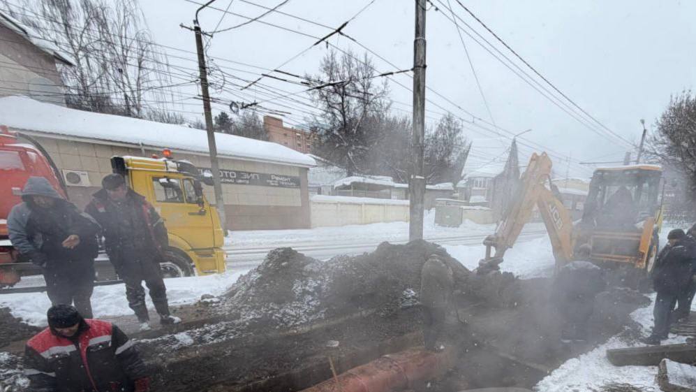 Серьезная коммунальная авария в Калуге Сразу 52 дома детский сад общеобразовательная и спортивная школы областного центра остались без отопления Причина порыв на одной из изношенных тепловых сетей в городе Как сообщают местные власти восстановительные работы уже идут А глава города Дмитрий Денисов говорит что держит ситуацию на личном контроле Не грузит телеграм Подписывайся на наш канал в MAX