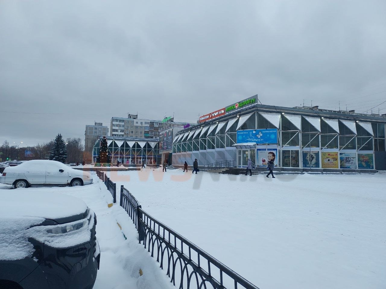 Нижегородцам обещали елочные базары. Но что-то пошло не так.   Мэрия Нижнего Новгорода анонсировала открытие елочных базаров с 10 декабря. Торговать разрешили в пяти районах города. В каждом власти предусмотрели по одной площадке, а на Автозаводе аж целых пять.  Мы решили отправиться именно туда. Но ни одного базара не нашли. Корреспондент NewsNN посетил четыре из пяти указанных адресов, но везде не было и следа от торговли елками.  Что ж, новогоднее настроение откладывается...