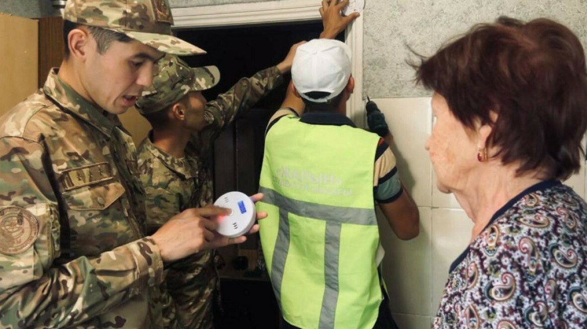 После гибели 12 человек в пожаре депутат требует обязательной установки пожарных датчиков во всех домах Депутат мажилиса Уласбек Садибеков предложил обязать всех казахстанцев установить датчики угарного газа в домах после серии трагических пожаров передает ArbatMedia Прислать новость