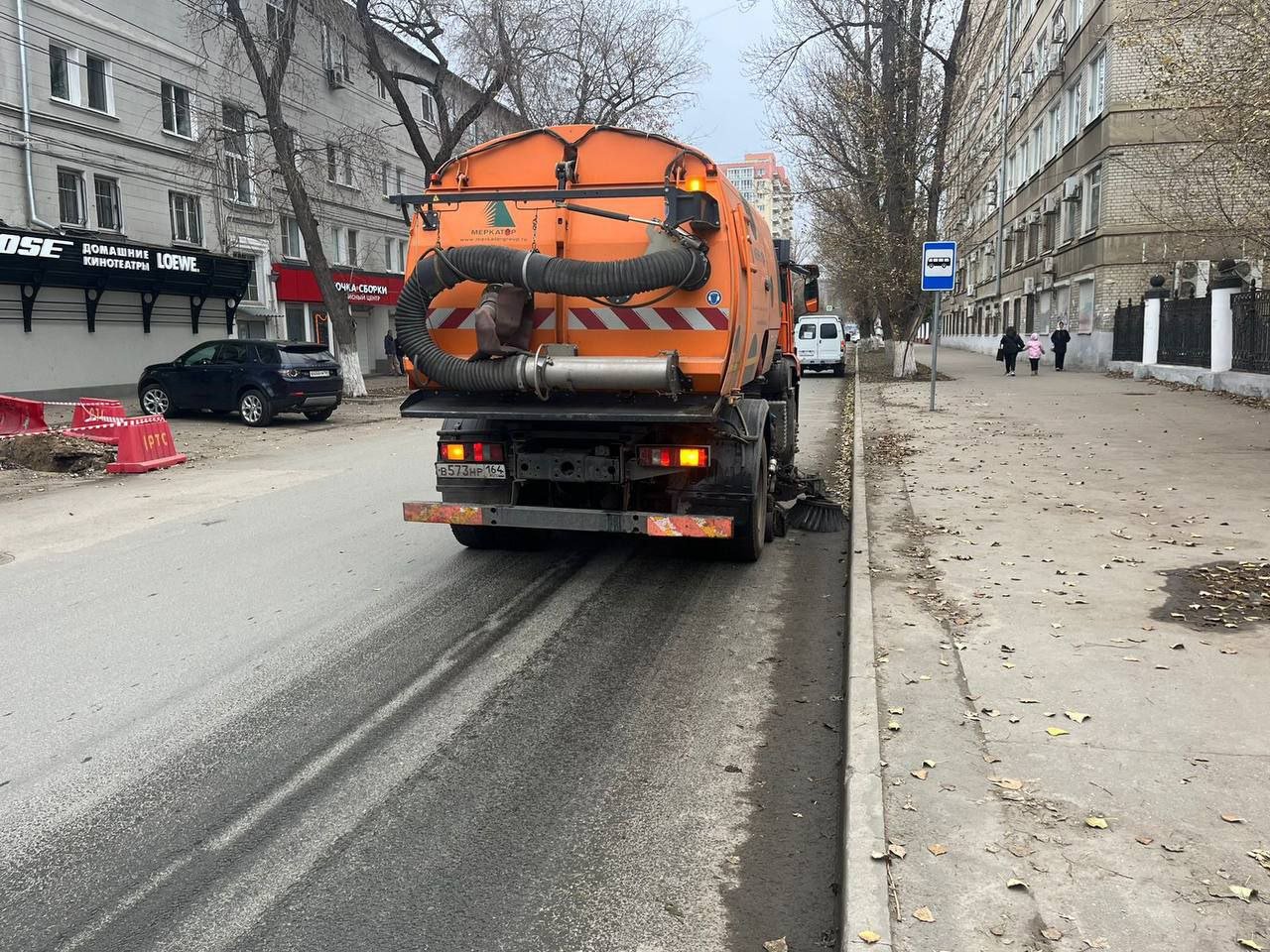 Коммунальные службы продолжают мероприятия по благоустройству города  Выполняются очистка дорожного полотна и пешеходных зон, сбор случайного мусора и опавшей листвы  В течение дня работы проводились по улицам: Мичурина, Горького, Рабочий пер., Большая Садовая, проспект имени Петра Столыпина, 3-я Степная, Загороднева, Тверская, Московская, Большая Горная, Первомайская, Некрасова и др.    Подробнее о мероприятиях в районах города по ссылкам: Ленинский; Заводской; Волжский; Октябрьский; Кировский; Фрунзенский; Гагаринский.