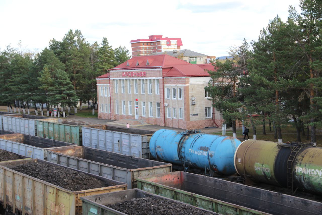 Проверил бдительность приморец сообщил о бомбе на железной дороге и оказался в суде Мужчина предстанет перед судом за ложное сообщение о бомбе сообщила пресс служба транспортной полиции Дальнего Востока Житель Приморья летом текущего года находясь в состоянии алкогольного опьянения сообщил составителю поездов о якобы заложенном взрывном устройстве на железнодорожных путях вблизи станции Арсеньев Мужчина объяснил свой поступок желанием проверить бдительность сотрудников железной дороги говорится в сообщении На сигнал о возможном теракте оперативно отреагировали правоохранительные органы В ходе масштабной проверки угроза подтверждена не была Действия обвиняемого привели к отвлечению сил и ресурсов спецслужб от выполнения других задач Уголовное дело возбуждено по ч 1 ст 207 УК РФ предусматривающей наказание в виде штрафа до 200 тыс руб обязательных работ или лишения свободы до 3 лет Материалы дела переданы в суд для дальнейшего рассмотрения Источник primamedia ru t me biznesars