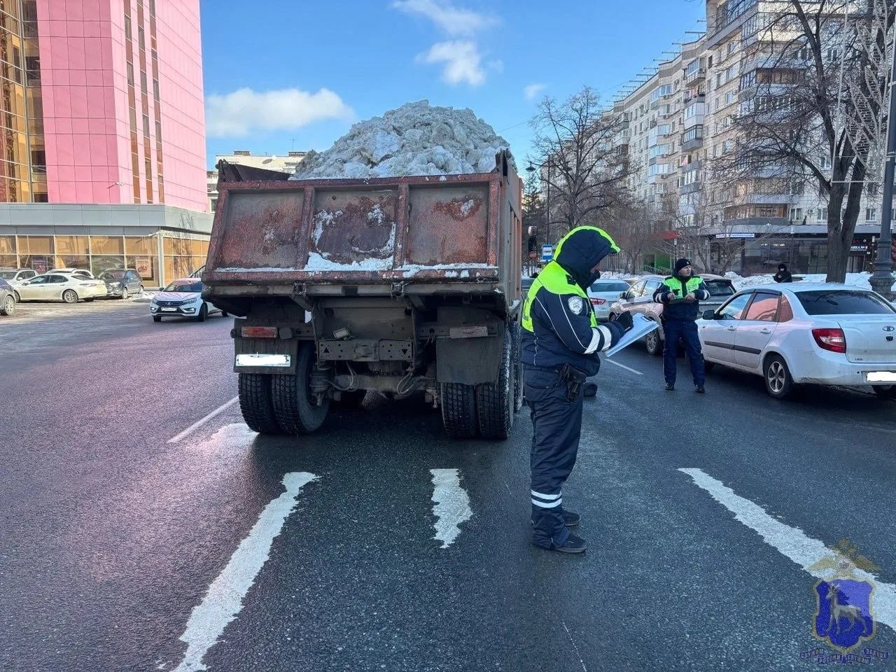 Шла по зебре но это не спасло КАМАЗ насмерть сбил пенсионерку Днём 17 февраля на улице Молодогвардейской 60 летний водитель КАМАЗа выезжал с прилегающей территории и сбил 68 летнюю женщину Она переходила дорогу по нерегулируемому пешеходному переходу От полученных травм пенсионерка скончалась на месте Скорая помощь не успела Сейчас на месте работают полицейские Выясняются все обстоятельства трагедии Фото ГУ МВД по Самарской области 63 RU ЕЩЁ Самара в МАХ Подписаться на ЕЩЁ Самара Прислать НОВОСТЬ