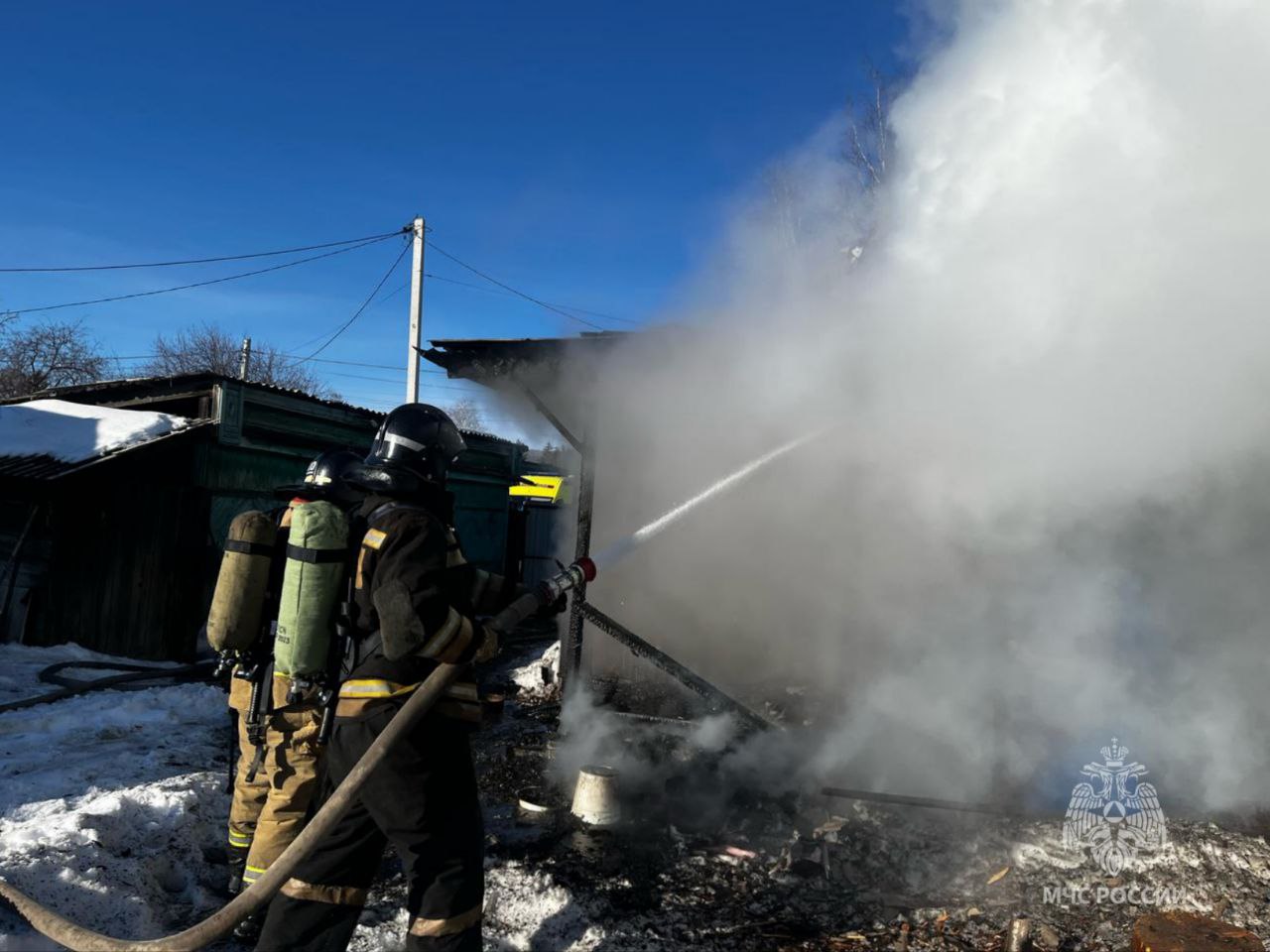 Днём 18 февраля в службу спасения г. Зеи поступило сообщение о пожаре в двухквартирном жилом доме по ул. Лесной.   На момент прибытия огнеборцев из-под кровли веранды шел густой черный дым, а 85-летняя хозяйка дома была спасена мужчинами, проезжавшими мимо.    9 специалистов и 3 единицы техники МЧС Амурской области оперативно потушили веранду и кровлю дома на общей площади 12 квадратных метров.  Хозяйке квартиры помощь медиков не понадобилась.  МЧС России напоминает:  не разжигай печь легковоспламеняющимися жидкостями;  не оставляй топящиеся печи без присмотра;  избегай перегрузку электросетей;   не пользуйся неисправными электроприборами.