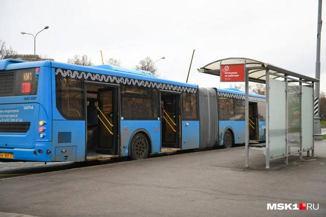 1  2  3   Мы узнали детали возможной покупки автобусов-«гармошек».   Всего планируют закупить 10 машин, но только при наличии финансирования, рассказал   глава дептранса Вадим Кормилец.  Пока неизвестно, какой завод может поставить в Омск «гармошки» и сколько они будут стоить, поскольку мэрия еще не получила коммерческие предложения.     Как определят поставщика машин, если финансирование все-таки появится: — Заводы-поставщики проходят отбор через Государственную транспортную лизинговую компанию, если автобусы закупаются по нацпроекту «Безопасные качественные дороги». Если они закупаются по нацпроекту «Экологическая безопасность», то поставщиком будет та компания, которая предложит минимальную цену, — сообщил Вадим Кормилец.  Если автобусы приобретут, они пойдут на замену старого дизельного транспорта.