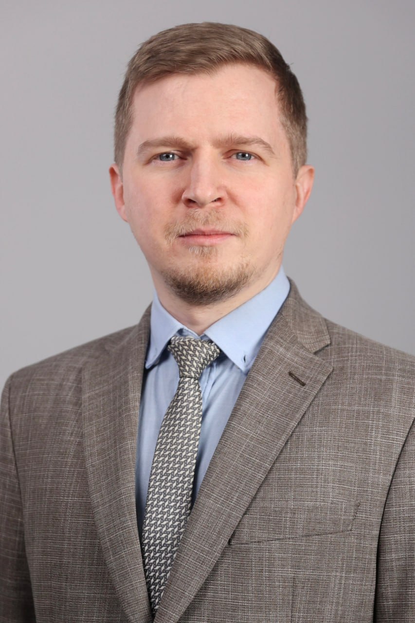 На должность заместителя председателя Комитета по транспорту назначен Усанов Денис Сергеевич Ранее он занимал пост директора СПб ГКУ Организатор перевозок В начале карьеры Денис Усанов работал юрисконсультом затем начальником Отдела ведения реестра нормативных правовых актов СПб ГБУ Санкт Петербургский центр правового обеспечения Позднее занимал должность начальника Отдела по вопросам государственной службы и кадров а с 2018 г по май 2024 г возглавлял Отдел организации пассажирских перевозок Комитета по транспорту