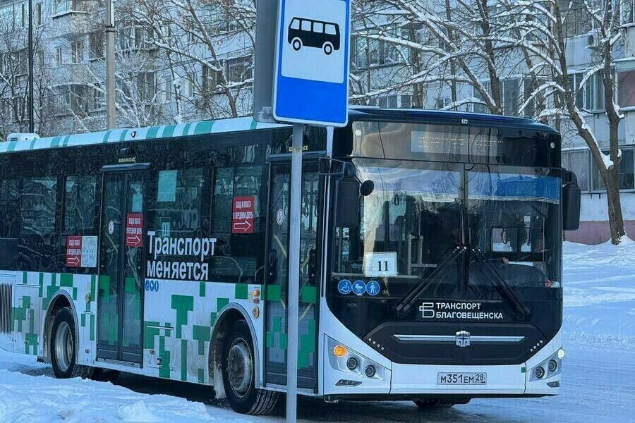 Станет дороже: в Благовещенске предложили максимальный уровень цен на проезд в автобусах на 2025 год  Управление госрегулирования цен и тарифов Амурской области опубликовало проект приказа об установлении предельных максимальных уровней тарифов на перевозки пассажиров и багажа автомобильным транспортом по муниципальным и межмуниципальным маршрутам регулярных перевозок Амурской области на 2025 год. 16 декабря проект приказа рассмотрят на заседании правления.  В документе говорится об установлении предельных максимальных уровней цен, которые станут действовать на перевозки в общественном транспорте с 1 января 2025 года.  Согласно приложению к проекту приказа, в Благовещенске стоимость проезда  кроме муниципальных перевозчиков  не должна превышать отметку в 41 рубль. Сейчас проезд стоит 38 рублей. Проезд на автобусах  кроме маршрутов № 1 и № 8  не должен стоить больше 75 рублей. Маршрут № 1 Благовещенск - Мухинка – 98 рублей, а потолок цены маршрут № 8 Универмаг - Игнатьево предлагается установить на отметке 60 рублей.  В пресс-службе городской думы Благовещенска в свою очередь пояснили, что после того, как приказ будет утвержден, депутаты принимают решение о мерах социальной поддержки населения Благовещенска. В прошлом году при максимальном тарифе в 51 рубль стоимость проезда поднялась до уровня 38 рублей.    Ваши ставки: сколько будет стоить проезд с 1 января?