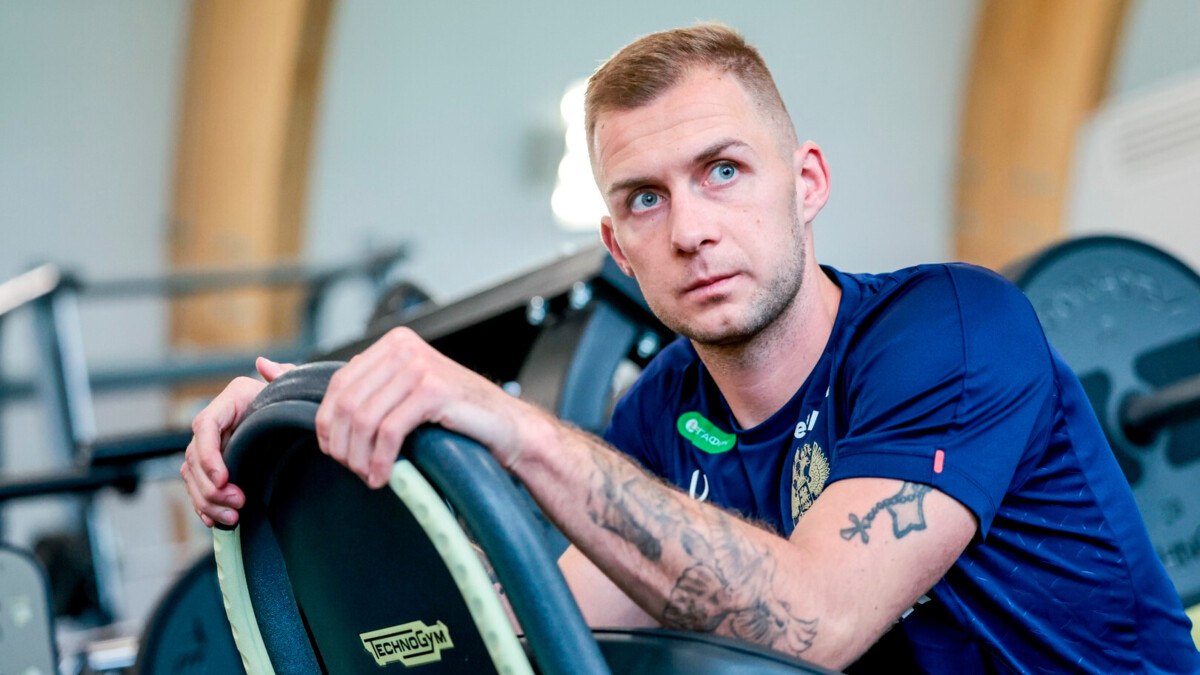 Баринов и Сильянов не сыграют за сборную России в ноябре из за травм Матч ТВ Повреждения были выявлены на медобследовании при этом у Николая Комличенко также получившего травму ничего серьёзного не обнаружено Он уже находится в расположении сборной и готовится к товарищеским матчам с Перу 12 ноября и Чили 15 ноября