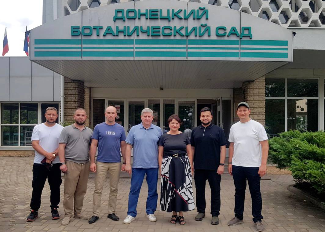Замглавы Минобрнауки России Айрат Гатиятов проверил ход восстановления научных и образовательных организаций в ДНР и ЛНР По поручению Валерия Фалькова заместитель Министра Айрат Гатиятов совершил рабочую поездку в Донецкую и Луганскую народные республики. В ДНР он принял участие в рабочем совещании с главой Минстроя России Иреком Файзуллиным и главой ДНР Денисом Пушилиным. Айрат Гатиятов и замглавы Минстроя России Алмаз Хусаинов также оценили ход восстановления инфраструктуры университетов и научных организаций. «Восстановление и модернизация образовательной, научной и спортивной инфраструктуры в новых регионах — ключевой приоритет Минобрнауки России. Мы уже видим, как преображаются университеты, создаются современные условия для учебы, исследований и занятий спортом. Особое внимание уделяется развитию спортивных площадок — это важно не только для студентов, но и для местных жителей, способствуя здоровому образу жизни и социальной активности. Такие шаги укрепляют интеграцию вузов в единое образовательное и социальное пространство России», — подчеркнул Айрат Гатиятов. В ходе рабочей поездки Айрат Гатиятов: посетил новый спортивный кластер Мариупольского государственного университета имени А.И. Куинджи. Общая площадь кластера — 3 369 кв. м, он включает в себя площадки для футбола, баскетбола, волейбола, тренажеры ГТО и уличные силовые комплексы; осмотрел стадион Луганского государственного университета имени В. Даля, где ППК «Единый заказчик в сфере строительства» проводит масштабную реконструкцию. После модернизации стадион будет включать: современное футбольное поле, специализированные площадки для игры в мини-футбол, теннис, волейбол и баскетбол; проверил ход работ в Донбасской национальной академии строительства и архитектуры, где до 2030 года планируется отремонтировать 10 объектов общей площадью 44 тыс. кв. м.; посетил Донецкий ботанический сад — один из крупнейших научно-исследовательских центров в области ботаники и экологии, где совместно с ППК «Единый заказчик» выполняется капитальный ремонт 6 объектов с общей площадью работ 10,6 тыс. кв.м.