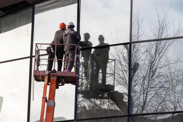 Темпы роста себестоимости строительства бизнес центров замедлились Так используемые для этого стройматериалы и инженерное оборудование в 2025 году выросли в цене на 4 3 8 8 против 10 1 16 годом ранее Однако складывающаяся макроэкономическая ситуация в среднесрочной перспективе вряд ли позволит девелоперам снижать затраты на строительство бизнес центров ключевыми факторами к этому остаются дефицит рабочей силы рост цен на материалы и оборудование увеличение налоговой нагрузки включая НДС что будет и дальше оказывать давление на экономику девелоперских проектов jkinvest news jkinvest