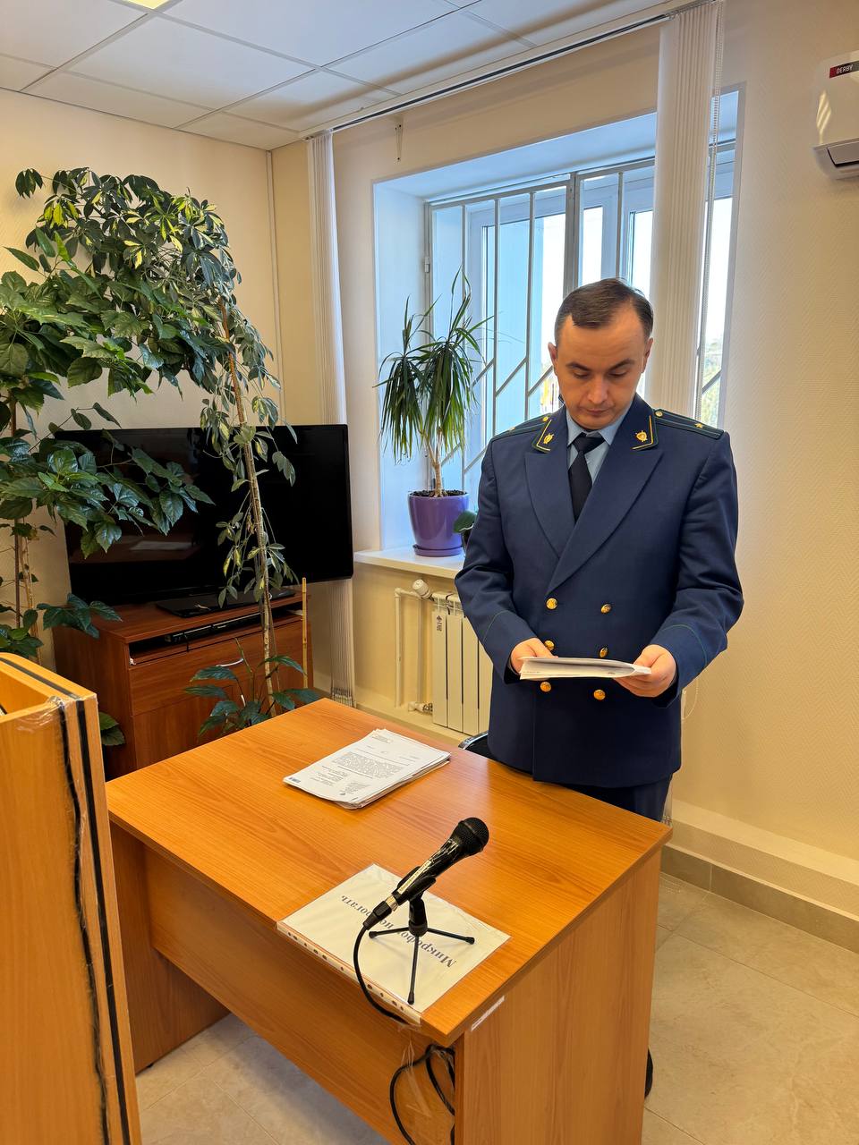 По постановлению прокурора Губкинского местный житель привлечен к ответственности за возбуждение ненависти либо вражды в сети Интернет   Установлено что местный житель разместил комментарии в социальной сети Одноклассники призывающие к совершению враждебных действий в отношении группы лиц объединенных по признакам расы   Подробности на сайте ведомства