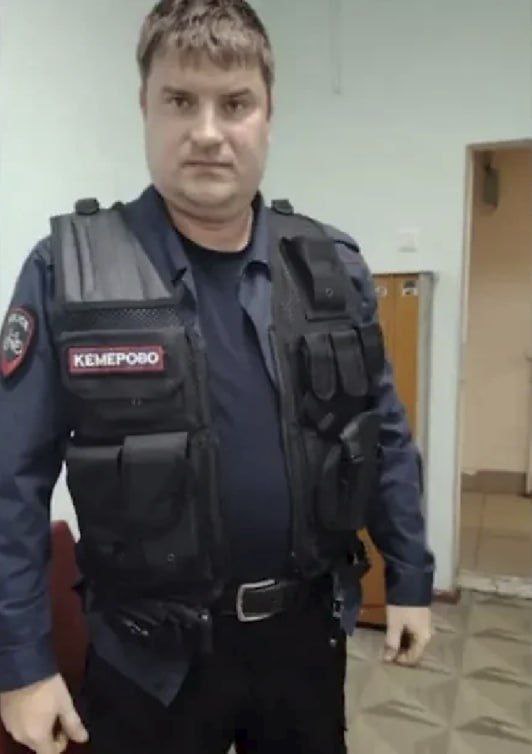 В Кемерове автослесарь в форме сотрудника полиции отлавливал самокатчиков В ходе мониторинга СМИ и сети Интернет полицейские выявили публикацию с фотографиями мужчины в форменном обмундировании сотрудника органов внутренних дел на бульваре Строителей областного центра Гражданин на велосипеде оснащенном световыми сигналами делал вид что регулирует дорожное движение при этом отвлекал водителей своим внешним видом и странным поведением Сотрудники полиции незамедлительно организовали проверку по публикации и установили нарушителя Им оказался 37 летний автослесарь одной из организаций Он пояснил что форму приобрел в специализированном магазине Участковый уполномоченный отдела полиции Ленинский УМВД России по г Кемерово изъял форменное обмундирование и составил в отношении гражданина протокол по ч 1 ст 17 12 КоАП РФ Незаконное ношение форменной одежды со знаками различия с символикой государственных военизированных организаций правоохранительных или контролирующих органов