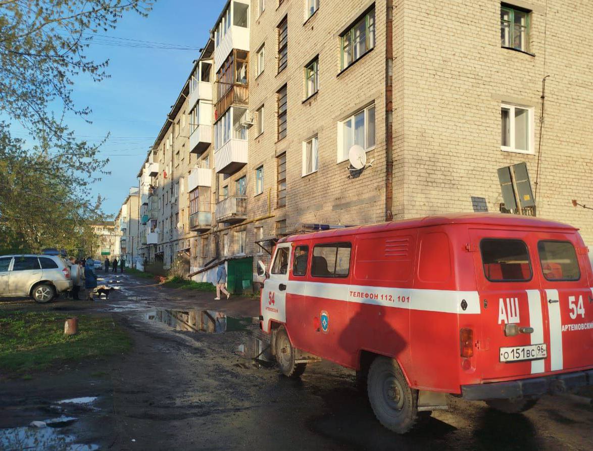 Утром 6 мая в пятиэтажном доме в поселке Буланаш Артемовского муниципального округа произошел хлопок газовоздушной смеси, без последующего горения. Пострадал один человек, ему оказывается медицинская помощь. Погибших нет. По предварительным данным, которые мне докладывают с места ЧП, повреждены две квартиры. Специалисты проводят обследование здания. Жильцы дома эвакуированы. На базе школы №9 развернут пункт временного размещения. Ситуация находится под моим личным контролем. На месте работают сотрудники МЧС, полиции, скорой медицинской помощи, специалисты газовой службы, министерства общественной безопасности, администрации. Жителям дома оказывается вся необходимая помощь.