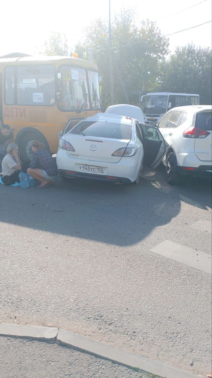 Школьный автобус попал в ДТП под Краснодаром.   Авария случилась в Елизаветинской, на углу Степной и Центральной.      tk_krd  Кубань 24