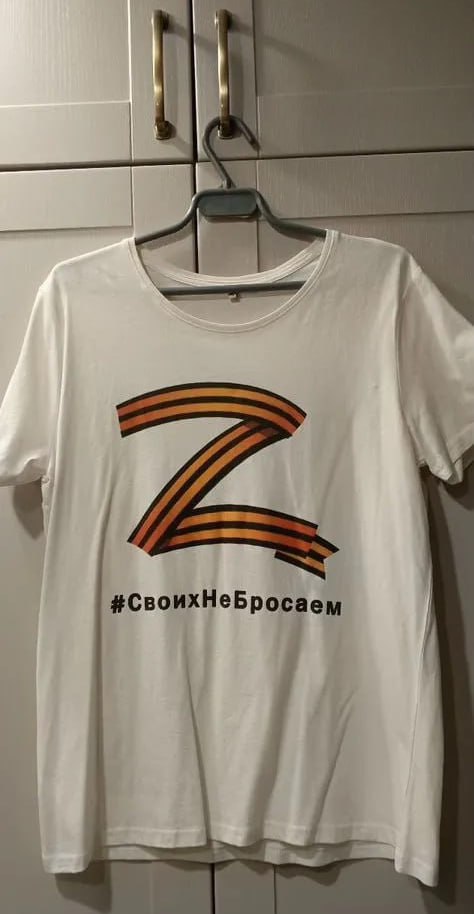 «Пока что так. С деньгами будет задержка - может еще на год» Мать воронежца Владимира Дегтёрева, погибшего на войне, обратилась в военкомат с просьбой о помощи — моральной, материальной, хоть какой-нибудь. В ответ через год ей прислали футболку и несколько флажков с буквой Z. Об этом пишет канал «Ворнадзор». «Мне тяжело не только морально — но и физически, и финансово. Потеря близкого человека — это уже невосполнимая рана. Но когда в тебя плюют, это вдвойне больно!» — сказала она. Это всё, что у нас могут предложить матери погибшего — не поддержку, не компенсацию, а футболку и флажки. Это намеренное издевательство или слабоумие? Бери шинель Подпишись