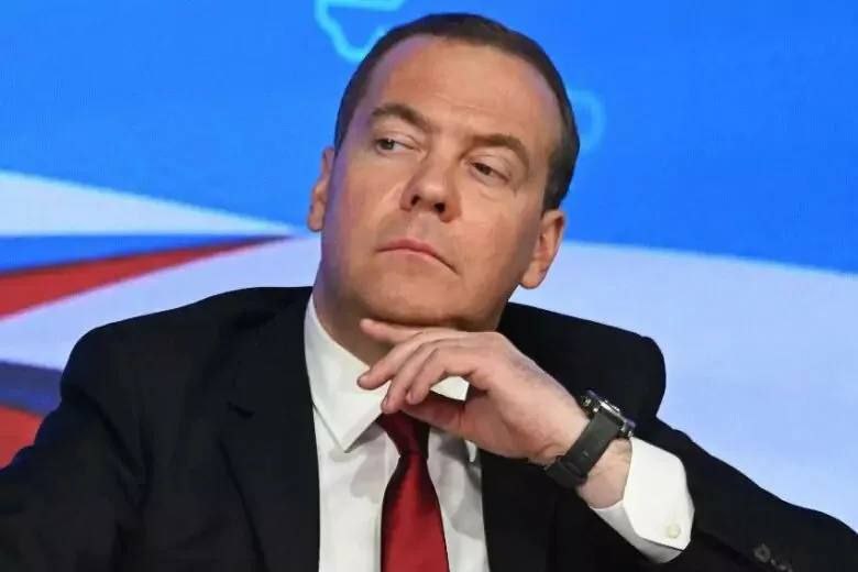 Медведев раскритиковал Урсулу фон дер Ляйен, которой сегодня вручили «чёрную метку» в виде вотума недоверия: "Для мерзкой Урсулы начинается спидошлиц и краснофай Похоже, злобная тётка-гинеколог всех достала. Кроме того, выяснилось, что она нечиста на руку и принимала участие в махинациях с закупками вакцины Pfizer в период пандемии. Неизвестно, что и в каких объёмах получила, тем не менее осадочек остался. Это и стало триггером неприятного для неё процесса. Уже на этой неделе судьбу Урсулки будет решать бессмысленный и беспощадный Европарламент. Расклады неясны. Вполне вероятно, токсичная бабка и сохранит должность. Но звоночек прозвучал, а стало быть, для оголтелых русофобов постепенно наступает спидошлиц, который неизбежно превратится в краснофай кто не понял, тот поймёт "