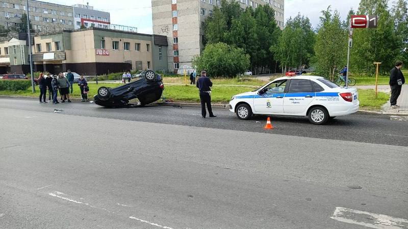 ДТП с «перевертышем» на перекрестке Мира-Маяковского в Сургуте Сегодня столкнулись автомобили «Фольксваген» и «Дэу». Как сообщает журналист СургутИнформ-ТВ с места аварии, предполагаемый виновник происшествия — немецкая машина, которой управляла женщина. Момент ДТП запечатлела городская камера видеонаблюдения. Судя по кадрам, автоледи ехала по проспекту Мира в сторону бизнес-центра СНГ. На перекрестке с Маяковского водитель решила резко перестроиться с крайней правой полосы и повернуть налево. Маневр оказался весьма опасным. Сначала «Фольксваген» подрезал одну машину, ехавшую в попутном направлении, а следом — «Дэу», столкновения с которой избежать не удалось. От удара южнокорейское авто перевернулось. ___________ Sitv.ru : Теле+