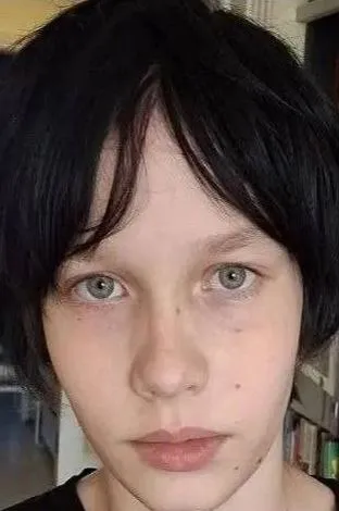 В Краснодаре ищут пропавшего 14 летнего подростка Где находится Вячеслав неизвстно с 9 мая Приметы школьника рост 157 сантиметров худощавого телосложения черные волосы и серо голубые глаза В день исчезновения был одет в черные футболку джинсы и кеды с белой полоской Волонтеры уточнили что подросток нуждается в медицинской помощи Поиски продолжаются Радио 104FМ Новая Россия Мы в МАХ