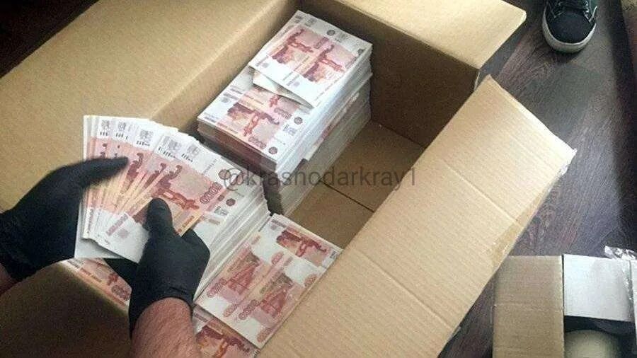 Сочинского судью задержали при получении взятки 25 млн рублей.  На следующий день Сергей Богданович должен был рассмотреть три уголовных дела в Лазаревском отделе полиции.   Здание районного суда всё ещё на ремонте после пожара прошлым летом. Заседания с Богдановичем отменили. Kub_mash  Ваши видео высылайте нам в бот     Подпишись поделись      Прислать  видео новость