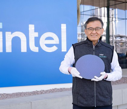 Intel больше не убыточна 4 1 млрд прибыли и рост выручки на 3 в третьем квартале 2025 года Компания Intel отчиталась о финансовых результатах за третий квартал 2025 года и впервые за долгое время показала чистую прибыль 4 1 млрд Для сравнения годом ранее корпорация несла убытки Общая выручка выросла на 3 достигнув 13 7 млрд что превысило ожидания аналитиков и самой компании